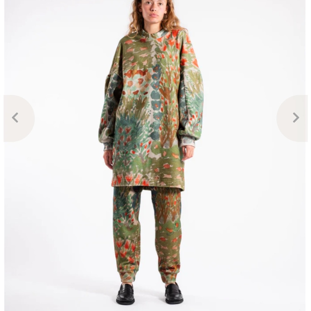Anntian Fleece Flower Bed Patterned Jogger NWT
